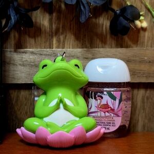 Bath & Body Works 🐸🧘‍♀️ Light-Up Yoga Frog Pocketcac Holder Bag Charm